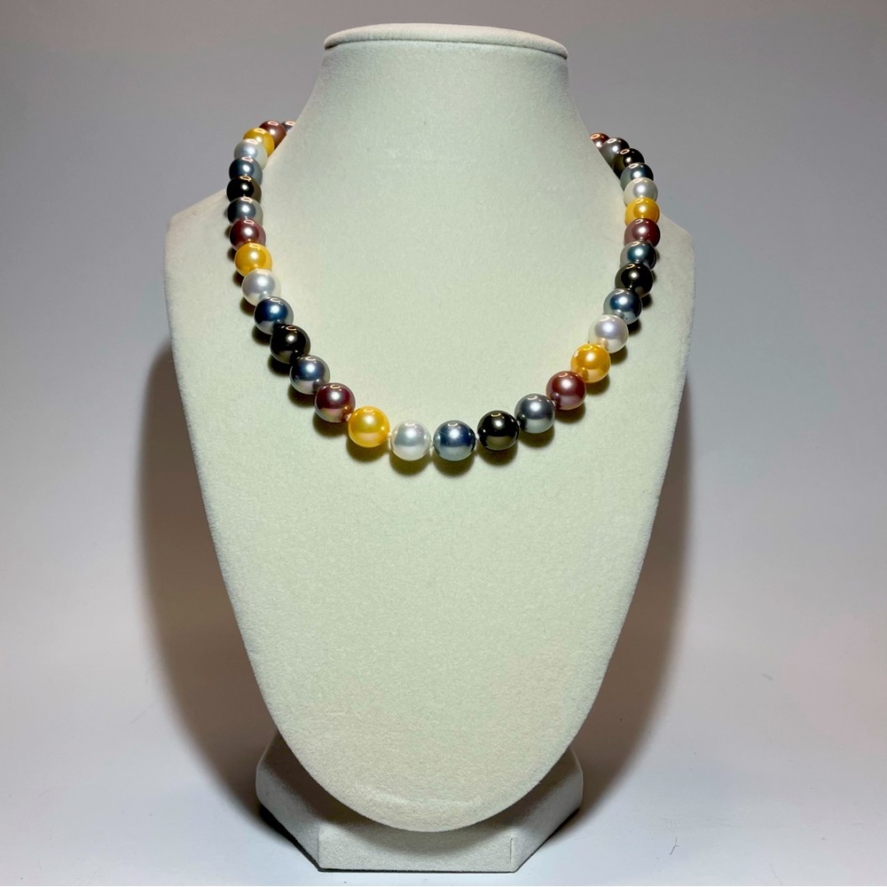Pearl Necklace (Majorica?) Glass Pearls Large, Lustrous, Heavy. Nicely Made